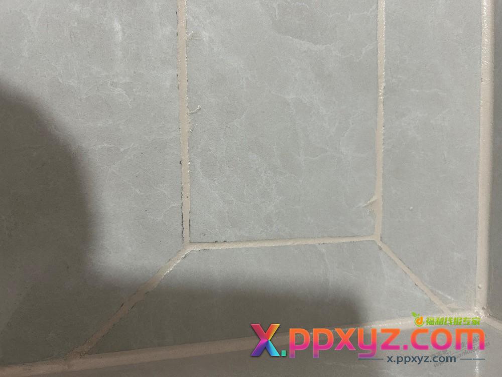 朋友们，瓷砖刚做完美缝，边上发黑，是怎么回事 - PPXYZ线报