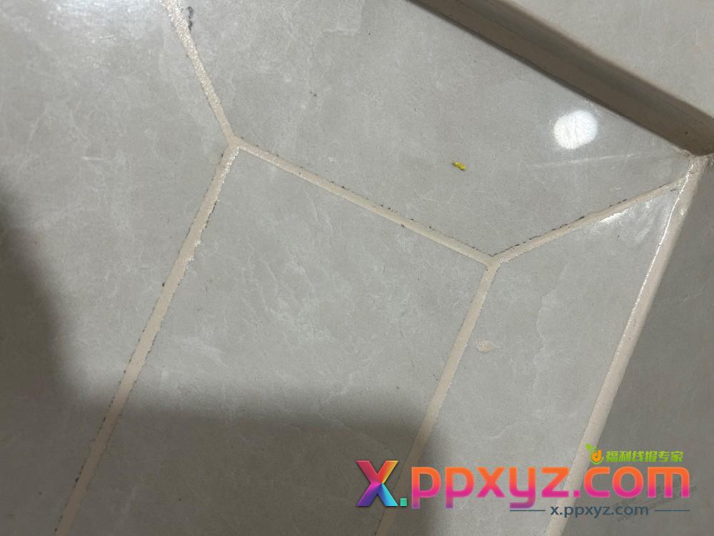 朋友们，瓷砖刚做完美缝，边上发黑，是怎么回事 - PPXYZ线报