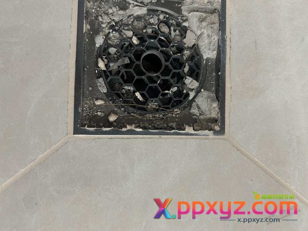 朋友们，瓷砖刚做完美缝，边上发黑，是怎么回事 - PPXYZ线报