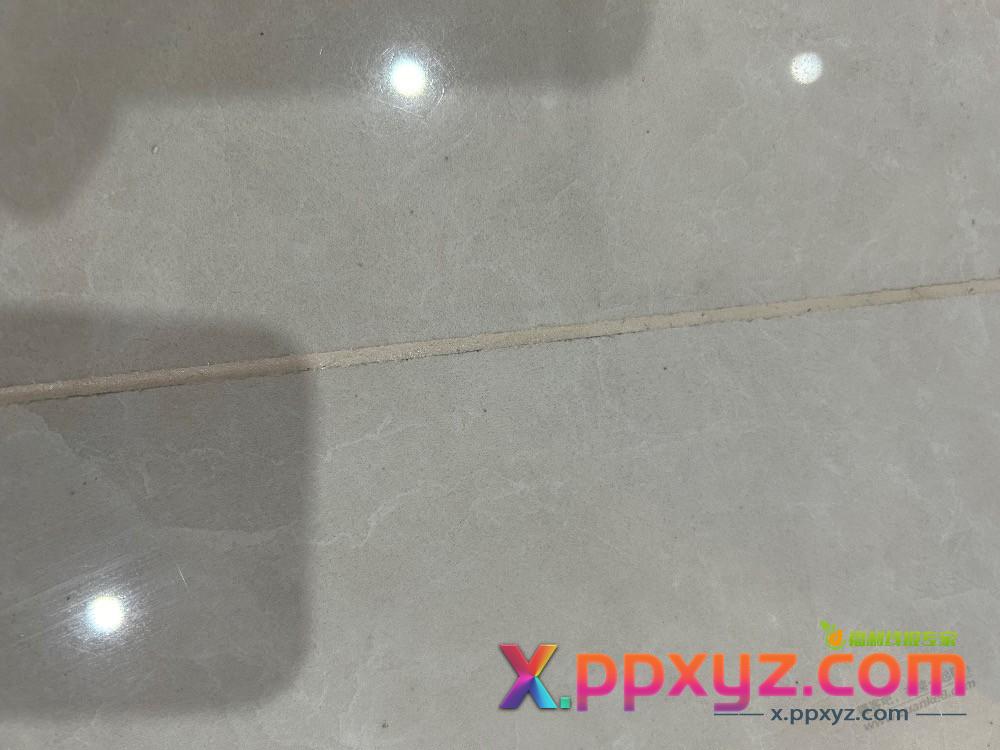 朋友们，瓷砖刚做完美缝，边上发黑，是怎么回事 - PPXYZ线报